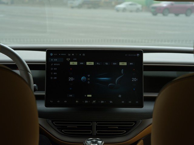 脚踢埃尔法拳打艾维亚,腾势D9 EV体验报告