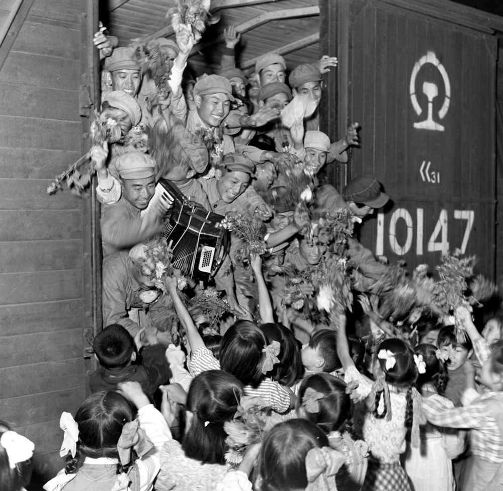 1954年,中国人民志愿军归国部队抵达安东(今辽宁丹东),受到少先队员的热烈欢迎。新华社记者 王纯德摄