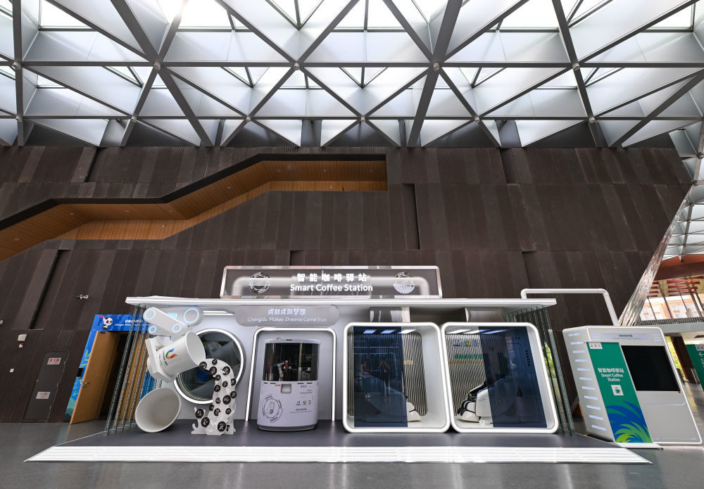 ↑这是7月15日拍摄的大运村内的智能咖啡驿站。新华社记者 王曦 摄