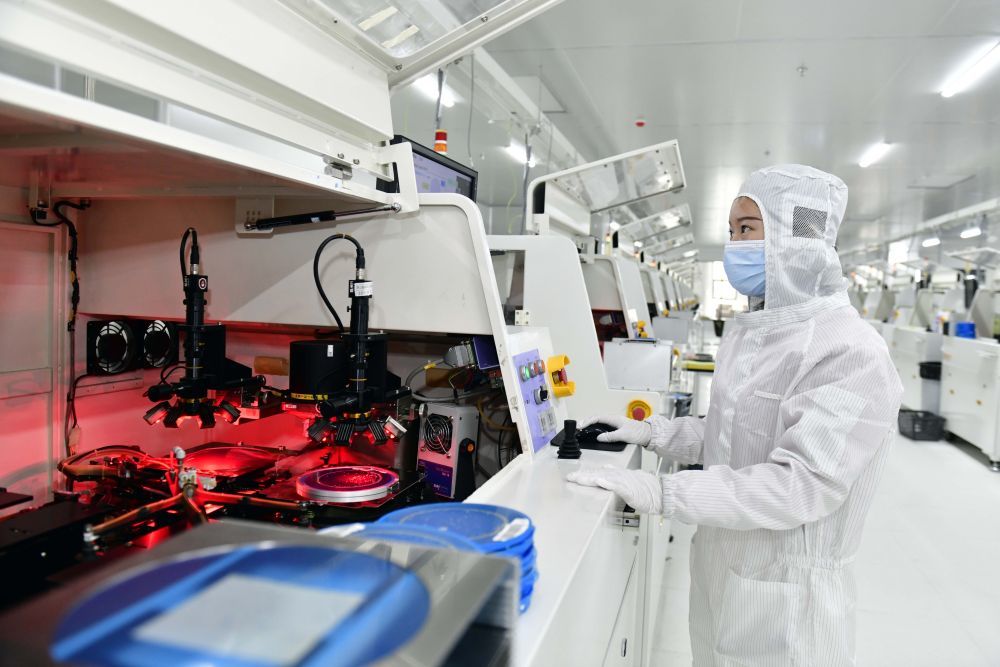 11月30日，在巨野县新一代信息技术产业园，工作人员在直显芯片生产设备前值守。新华社记者 郭绪雷 摄