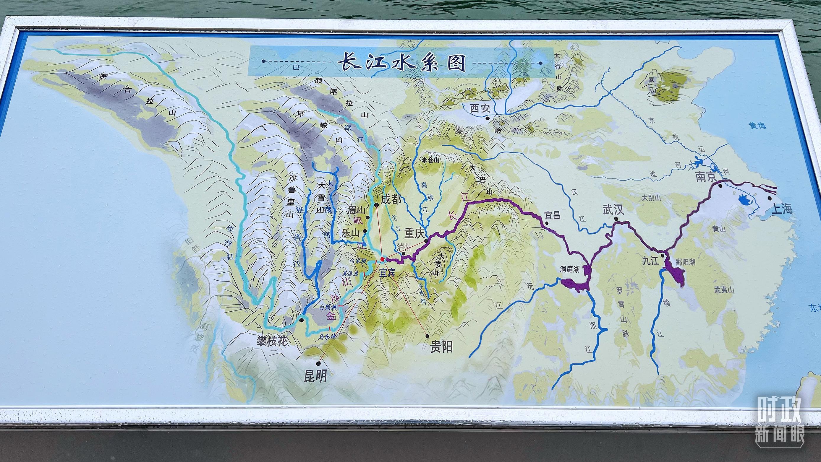 △2022年6月,习近平在四川宜宾三江口考察。图为现场展出的《长江水系图》。(总台央视记者张宇拍摄)