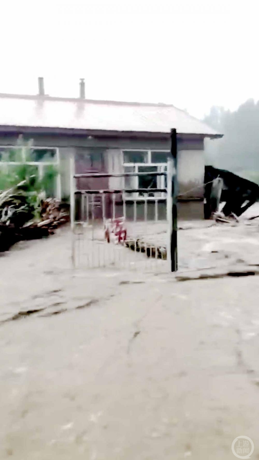 ▲当地居民住房被淹。 图片来源/截屏