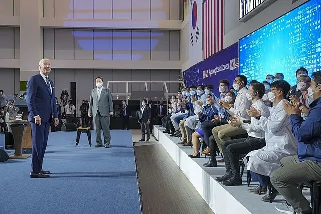 ▲2022年5月20日，美国总统拜登在韩国总统尹锡悦陪同下参观位于韩国京畿道的三星半导体生产园区。