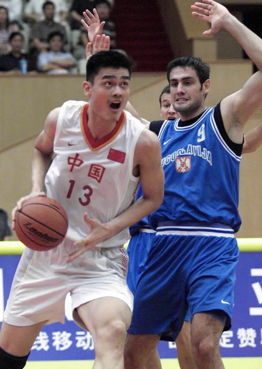 2001年8月31日，姚明（左）在第21届世界大学生运动会男篮决赛中。新华社记者凡军摄