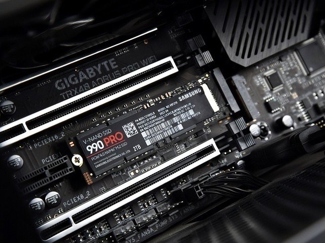 爽玩《生化危机4:重制版》 三星990 PRO带你重返恐怖乡村