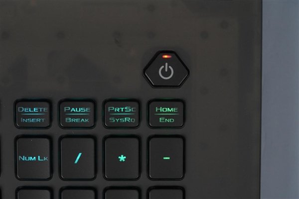 18英寸大屏+RTX 40系显卡!ROG枪神7 Plus超竞版图赏