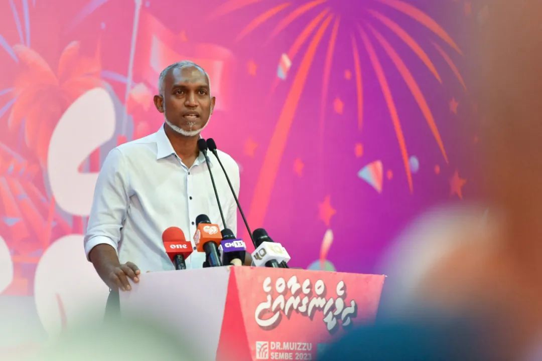 ▲10月2日，马尔代夫当选总统穆罕默德·穆伊兹在首都马累向支持者发表讲话。（法新社）