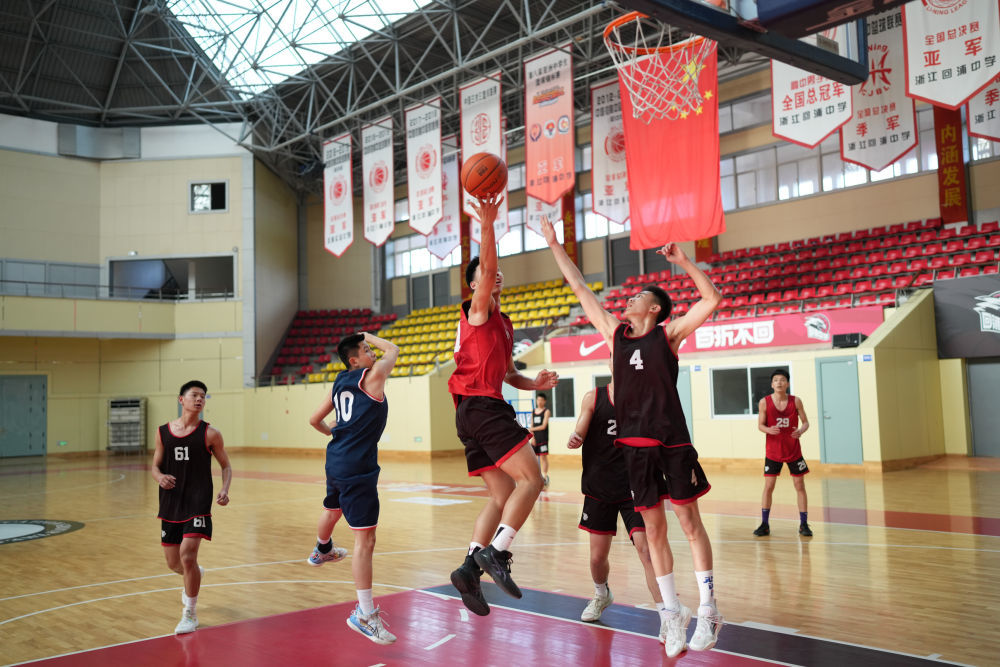 学生在台州临海市回浦中学篮球馆训练。