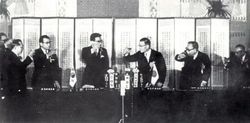 资料图：1965年12月18日，韩国外务长官李东元和日本外相椎名悦三郎在政府办公楼长官室庆祝《韩日请求权协定》生效。图片来源：《韩民族日报》