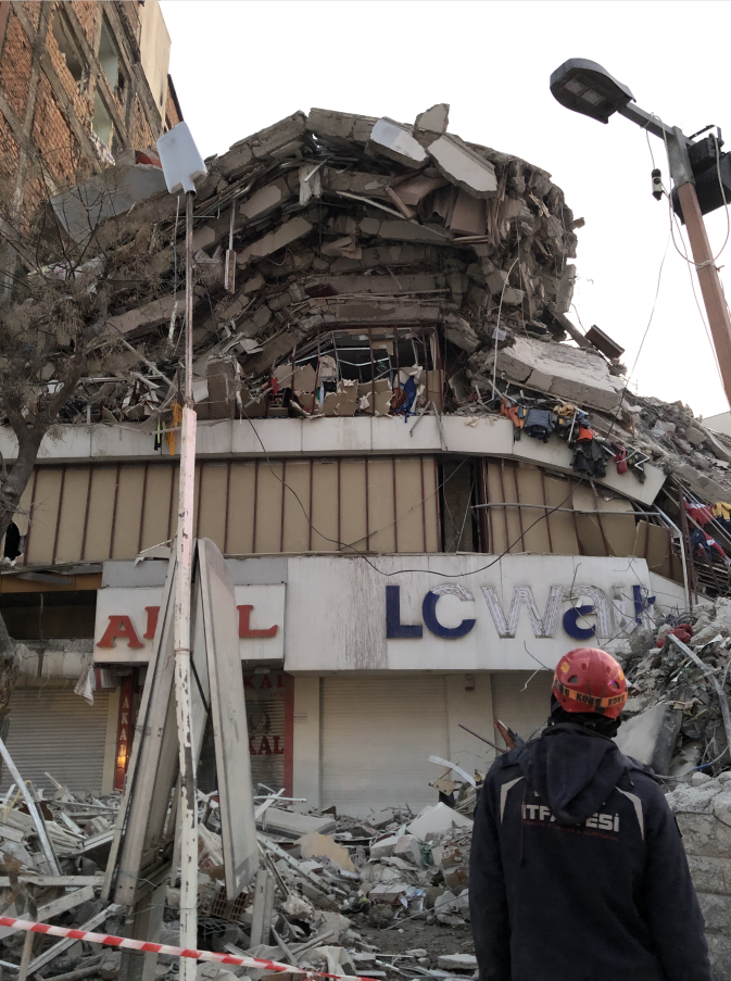 ◆地震后，卡赫拉曼马拉什市中心，一名救援队员在查看一座倒塌的房屋。（拍摄：程靖）