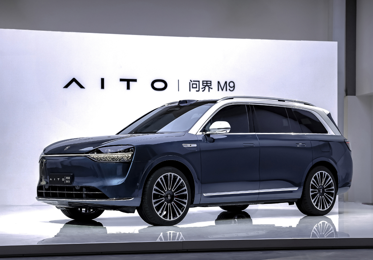 问界M9实车内饰首爆,三联屏,座舱很豪华,语音机器人致敬蔚来?