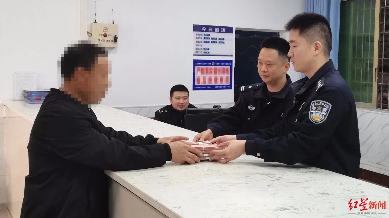 民警将追回的10万元返还给黄某
