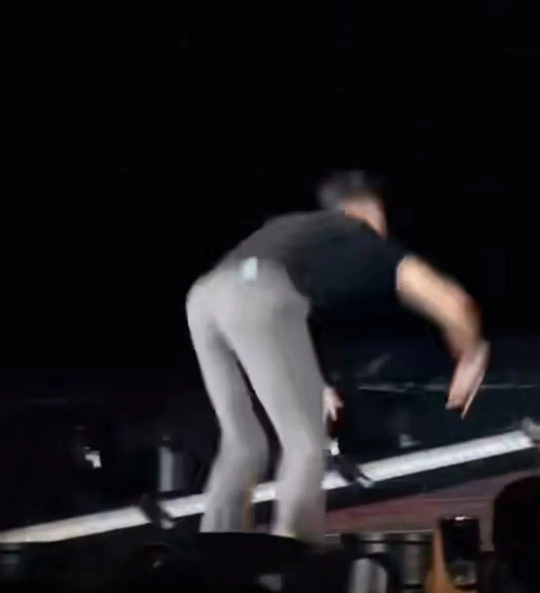 霉霉和前男友，深情相拥！_凤凰网, image size:1080x1186