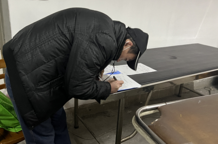 金晓宇在遗体捐赠确认书上签字