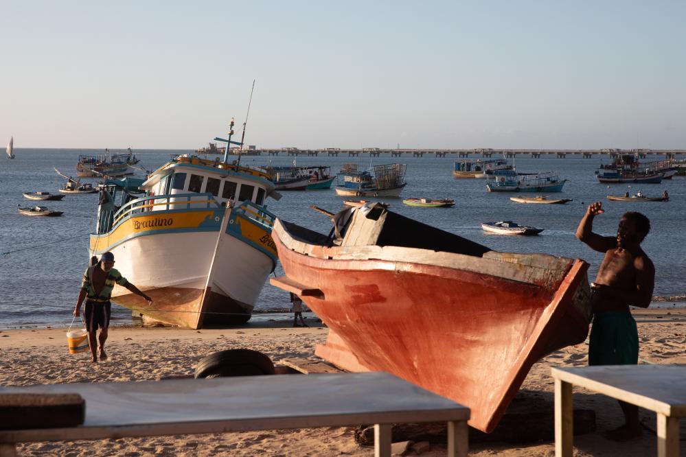这是8月8日在巴西福塔莱萨拍摄的渔船和渔民。新华社记者王天聪摄