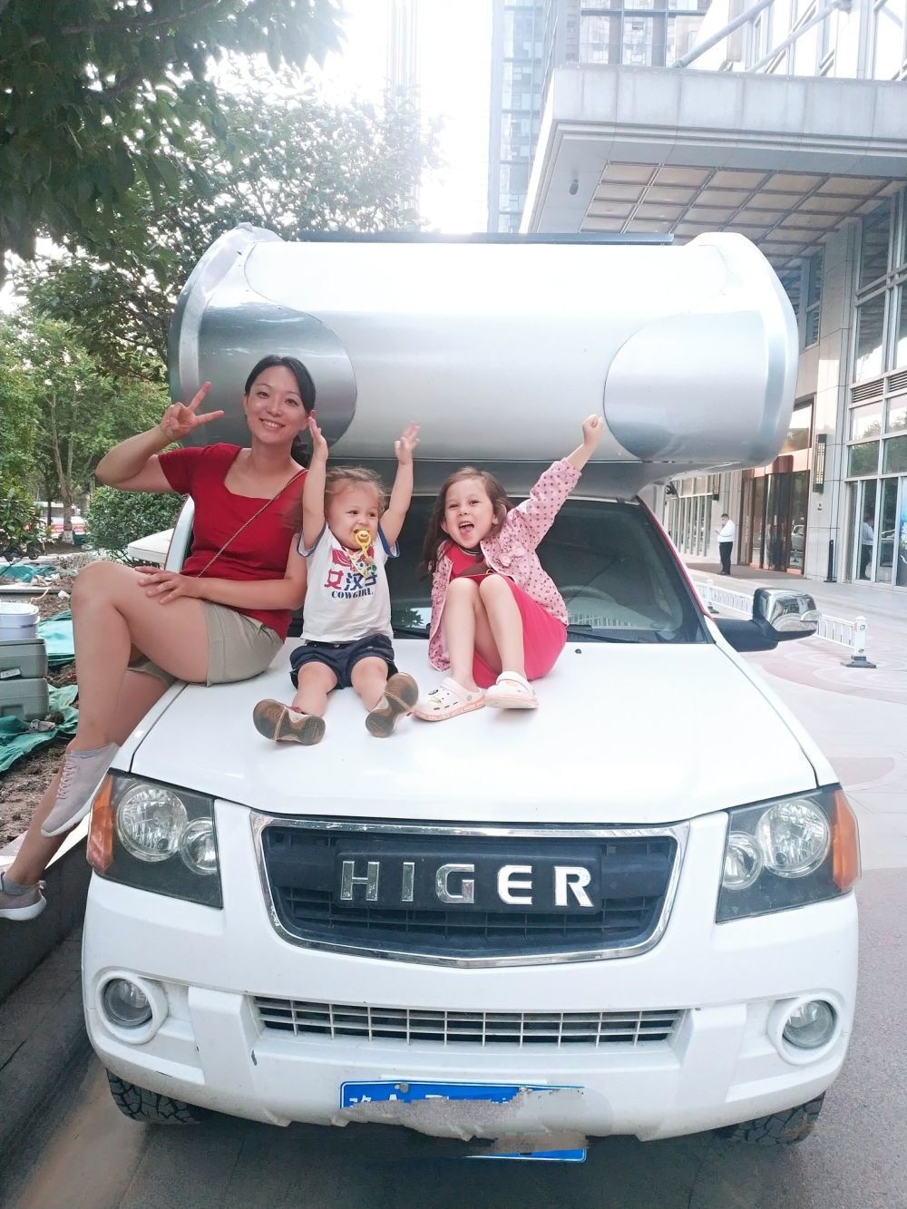 2021年7月，贝特朗一家人在西北环线自驾游出发前和租用的房车合影。（图片由受访者提供）