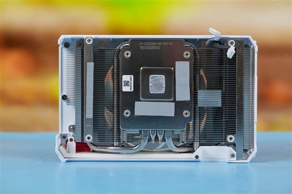 单风扇极简风!七彩虹iGame RTX 4060 Ti Mini OC 8GB显卡图赏