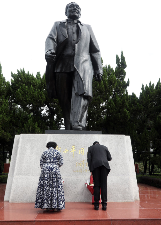 ·希奇萊馬和夫人在深圳蓮花山公園瞻仰鄧小平銅像并敬獻(xiàn)花束。