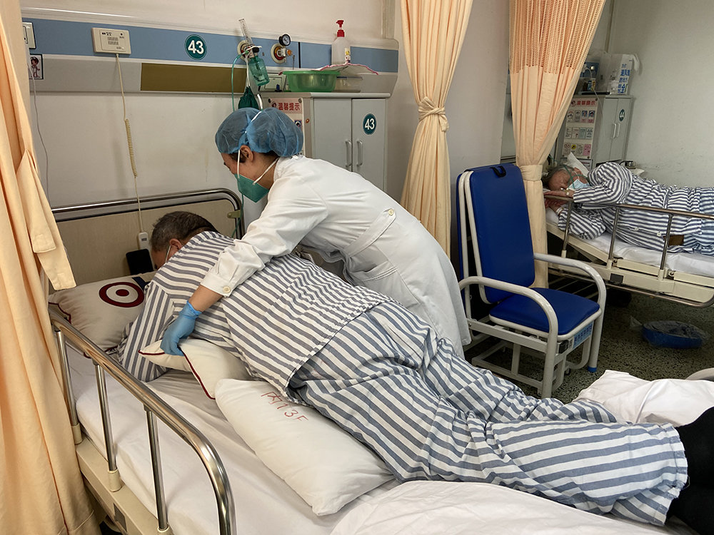 肿瘤介入科护士为患者进行俯卧位通气。