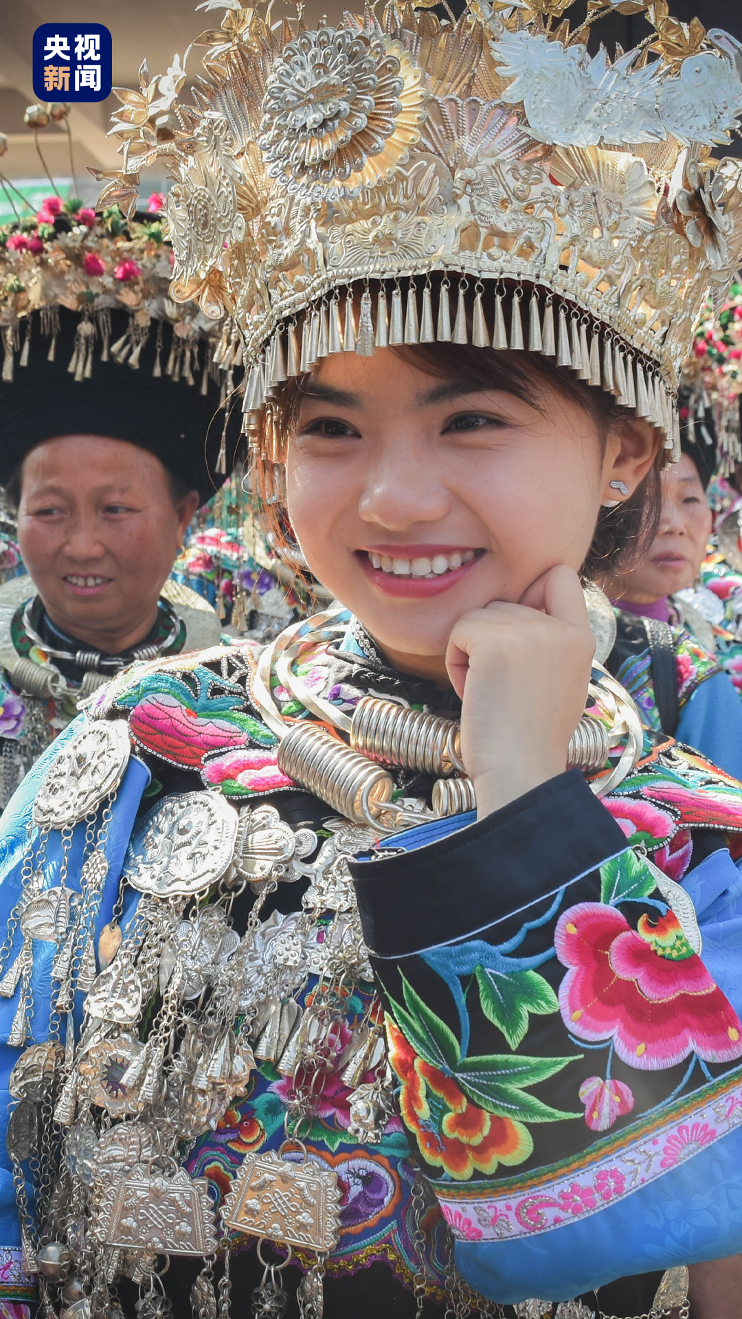 △苗族银器常以各种变形图案为主题，这些图案都有动人的故事传说。苗族银器做工之细、图案之美，堪称一绝。