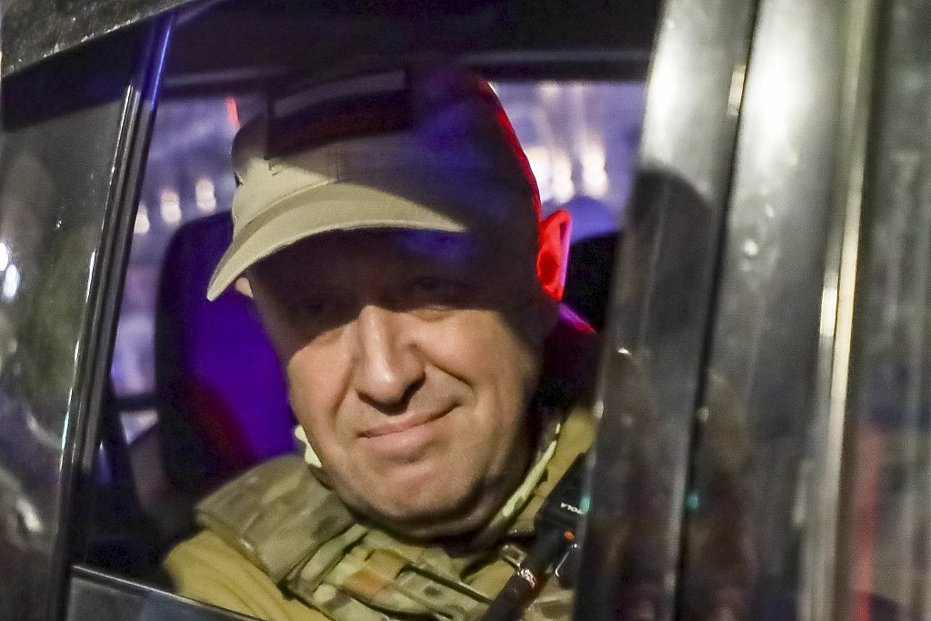 6月24日，俄罗斯顿河畔罗斯托夫，瓦格纳的领导人普里戈任在街上从一辆军车里向外望去，离开了南部军区总部的一个区域。（视觉中国）