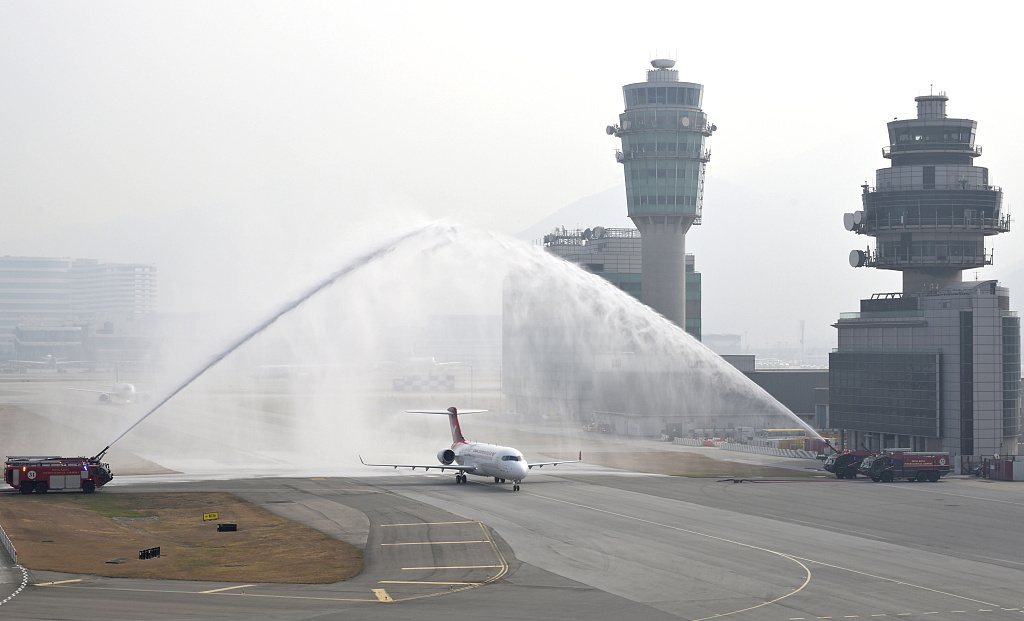 国产c919及arj21飞机首次访港参加活动香港机场水门礼迎接