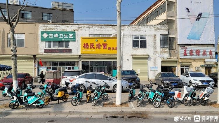 停放在商丘路边的共享电单车