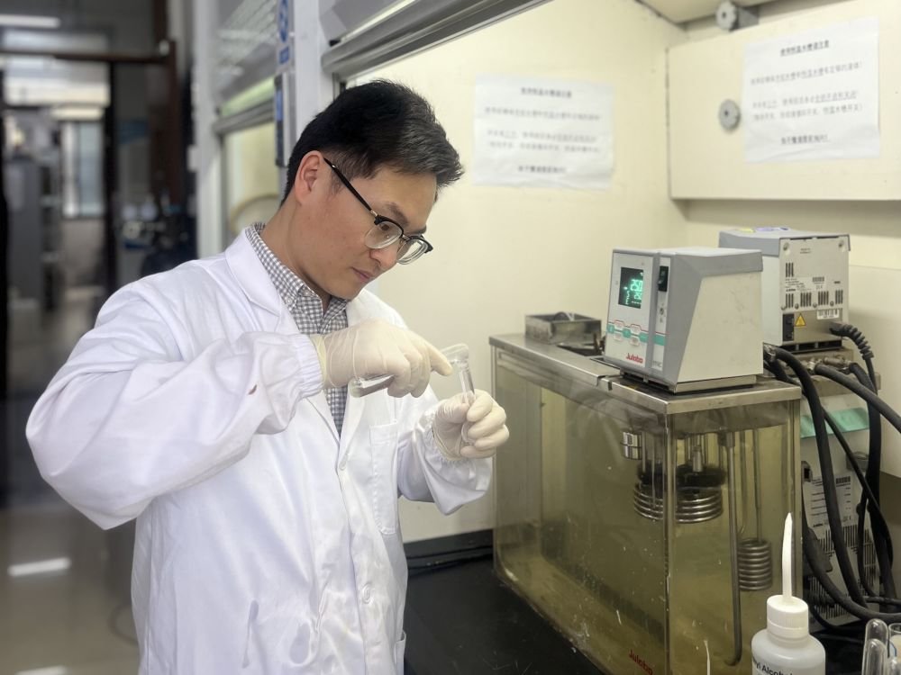 图为浙江理工大学副教授陈世昌在实验室中进行高性能聚酯纤维生产相关