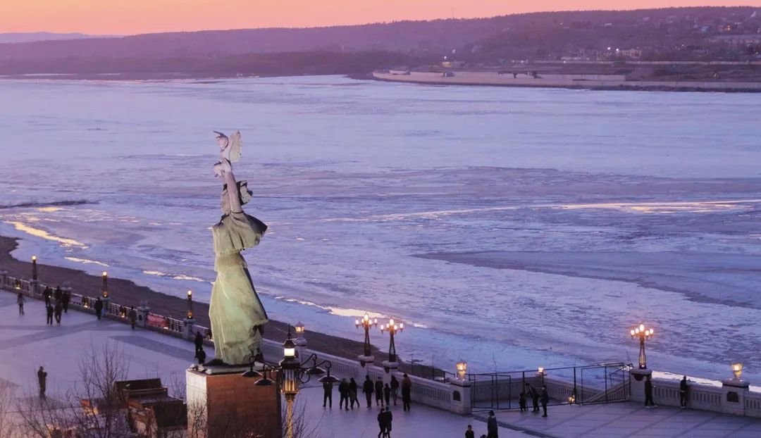 黑河,一座东北边陲小城,自2016年开始实行三孩政策。(@视觉中国 图)