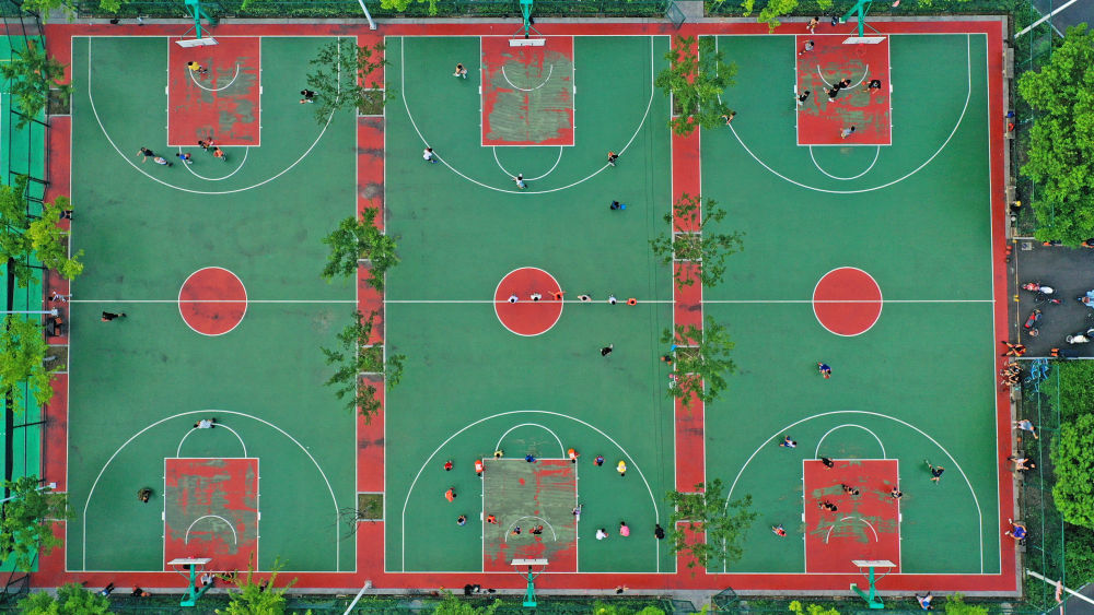 人们在浙江省台州市仙居县庆丰公园运动场打篮球。