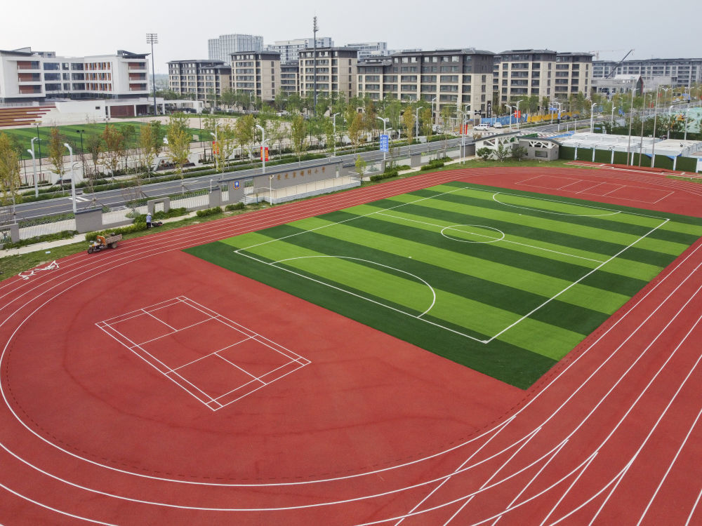 这是7月11日拍摄的雄安史家胡同小学操场（无人机照片）。