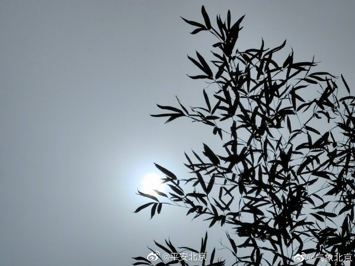 北京天空中出现了“蓝太阳”