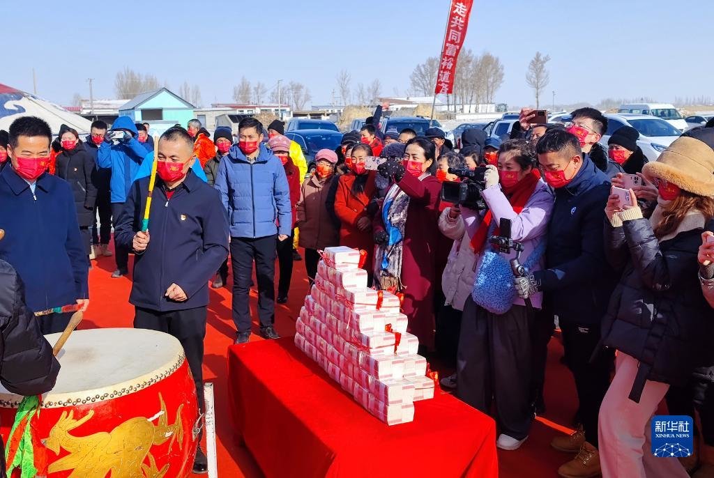 内蒙古自治区鄂尔多斯市达拉特旗白泥井镇侯家营子村官牛犋社分红现场