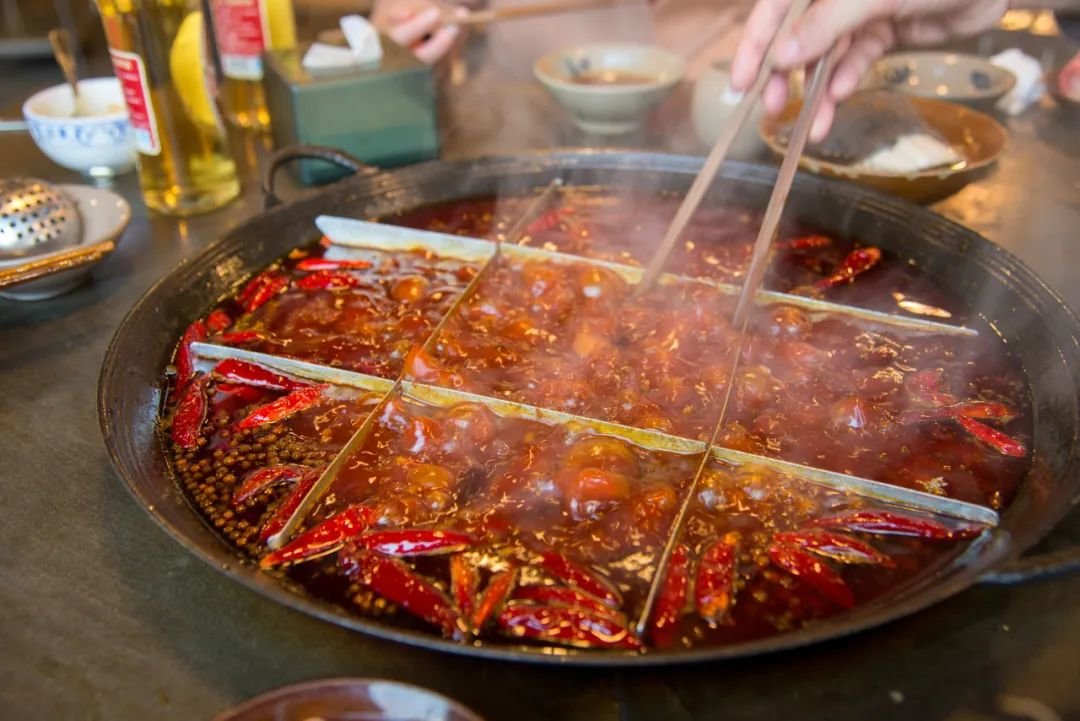 面对一整锅的辣椒，除了要有“特种兵”的心，还需要有“铁胃”。/图虫创意