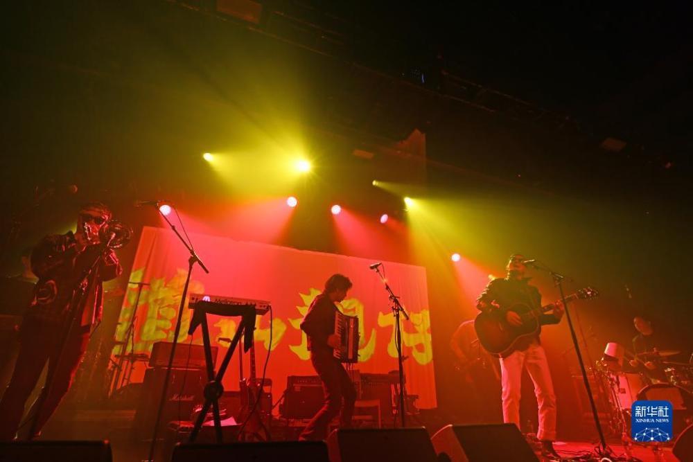 11月25日，五条人乐队在美国纽约举行的“有朋自东方来”音乐节上表演。新华社记者 李睿 摄