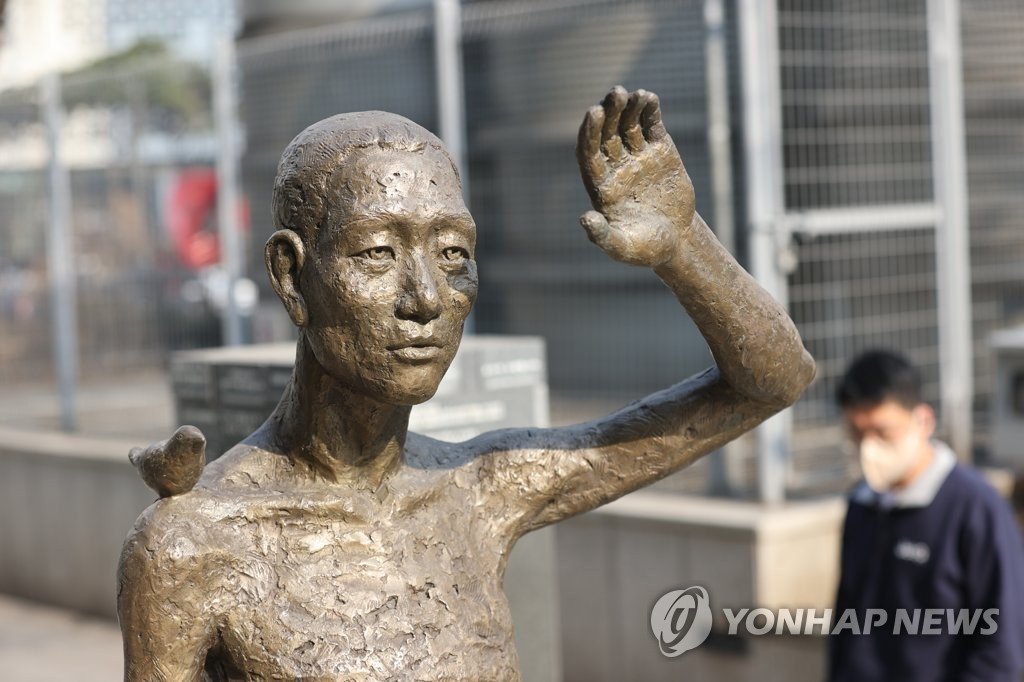 3月5日，象征二战时期被日强征韩籍劳工的铜像设在首尔龙山站广场。图自韩联社