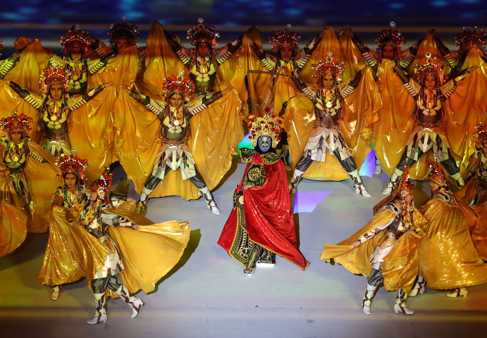 7月28日,演员在大运会开幕式上表演川剧变脸。新华社记者江宏景摄