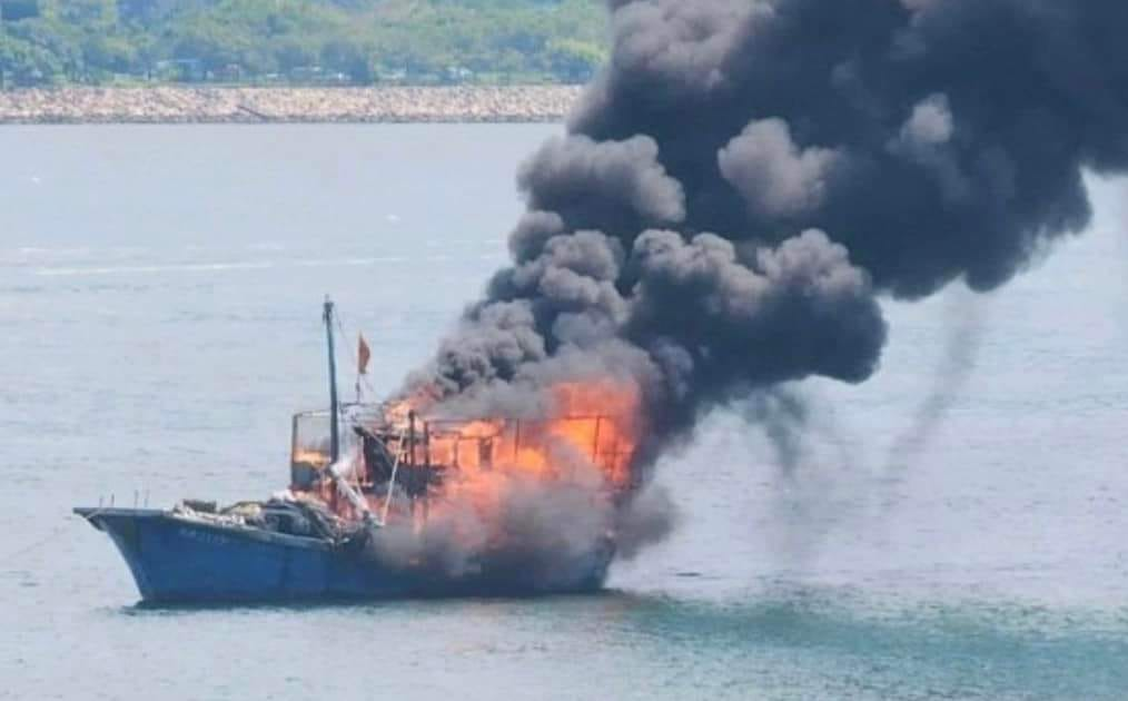 3日，一艘渔船在香港大埔三门仔离岸约100米海面突然起火 图自香港星岛网