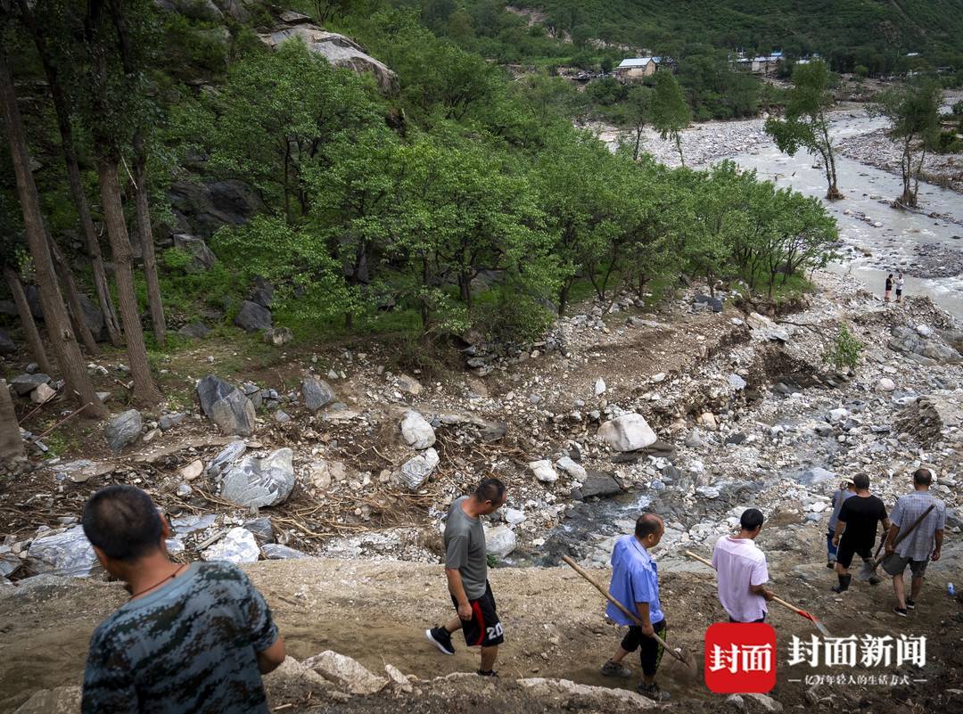 8月5日，从汤家庄主村进入西塔的村道被泥石流冲毁，村民爬山进入。拍摄：杨峰