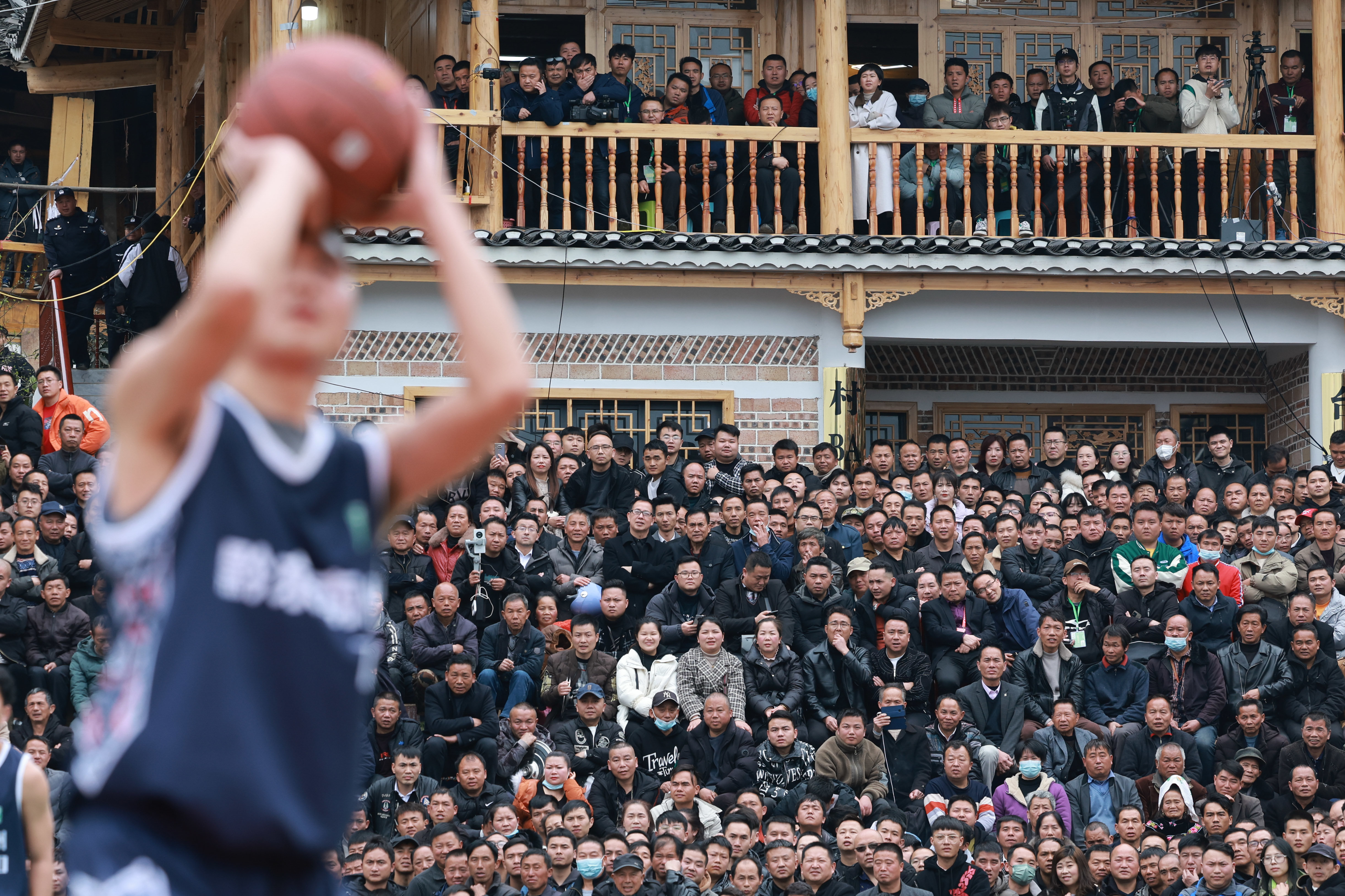 3月27日,观众在观看比赛。新华社记者 欧东衢 摄