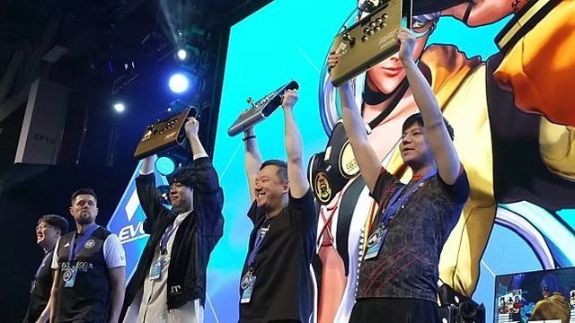 一年双冠,格斗之魂延续!中国选手小孩夺《拳皇》世界冠军