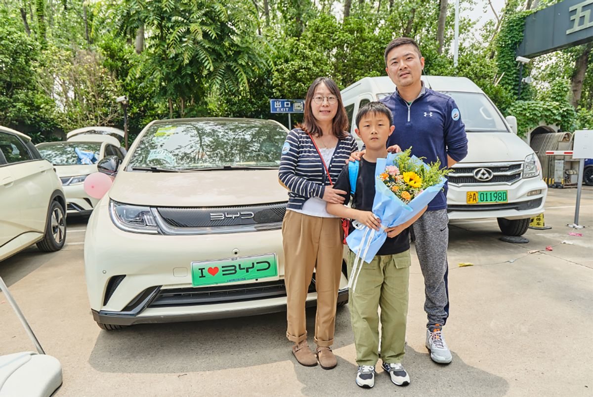 新出行助力新生活,上海华帆书豪“海豚百车交付”顺利落幕!