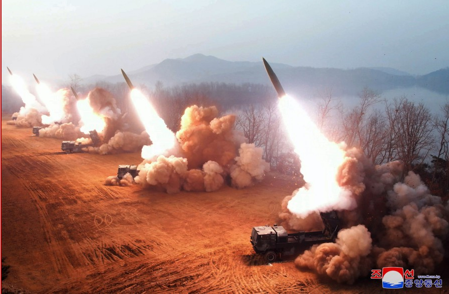 朝鲜首次公开新型战术导弹齐射的训练照片。