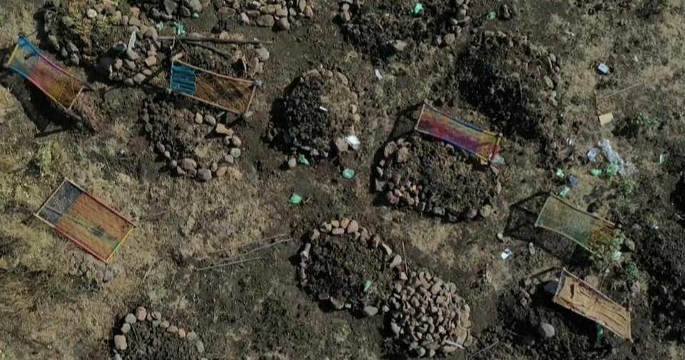 迈卡德拉镇教堂内埋葬遇害平民的数十座坟墓。2020年11月9日，埃塞俄比亚提格雷州迈卡德拉镇上约600名平民被杀（图源：央视新闻）