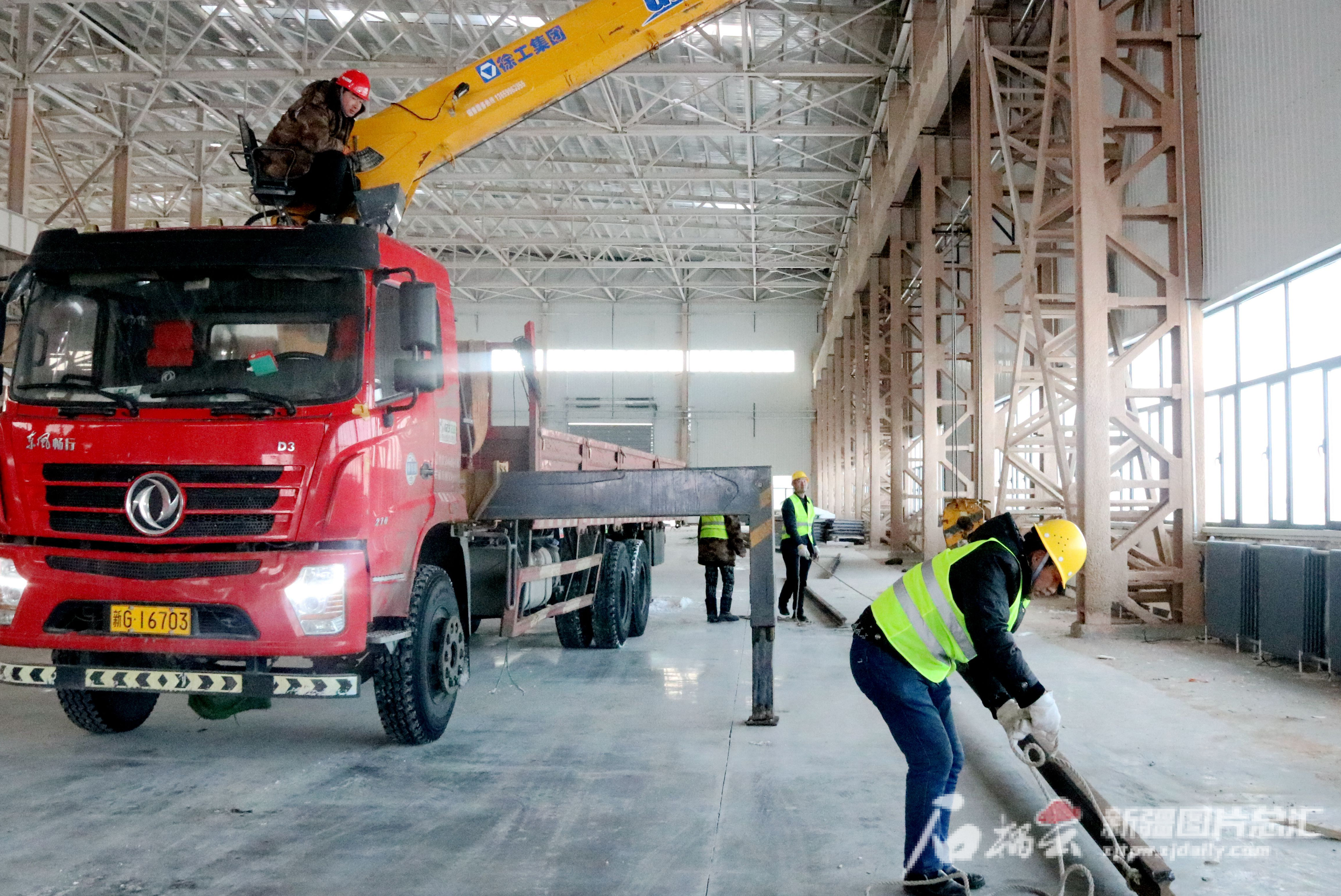 2月14日,工人在三一重能风机制造项目基地吊装行车轨道.王婷摄