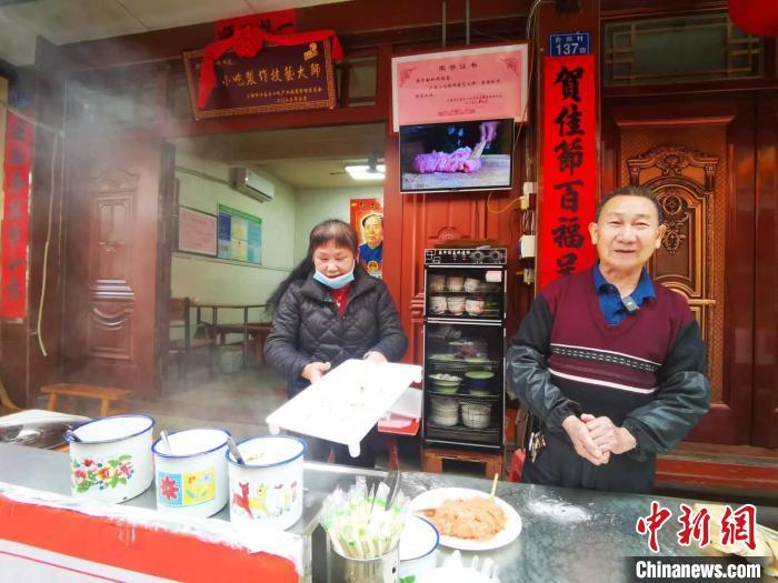 图为俞和传夫妇。中新网记者雷朝良摄