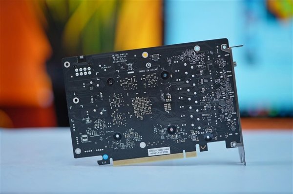 高颜值波普风!七彩虹RTX 4060 Ti Ultra W OC显卡图赏