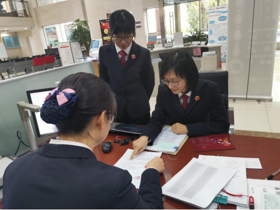 谢某向检察官送来锦旗