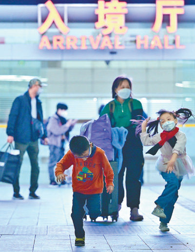 1月8日，深圳湾口岸入境厅前，旅客从香港入境内地。证券时报记者 宋春雨摄