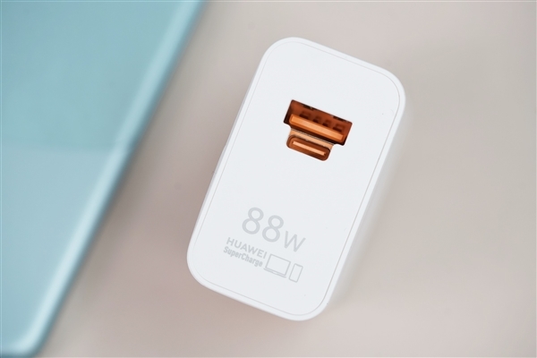 三挖孔前所未有!华为Mate 60 Pro雅川青图赏